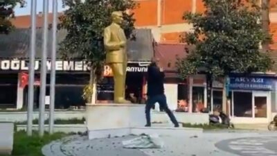 Akyazı'da Atatürk büstüne saldıran vatandaş.
(Polis tarafından hastaneye yatırıldı)