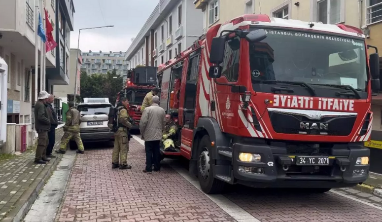 İstanbul Avcılar'daki özel kız yurdunda elektrik arızası yangına neden oldu, öğrenciler tahliye edildi.