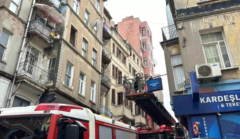 Beyoğlu'nda bir iş yerinin bacasında çıkan yangın itfaiye tarafından kontrol altına alındı.