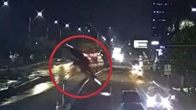 Güvenlik kameralarına yansıyan görüntülerde, sürücünün tamamlanmamış bir köprüden 12 metre