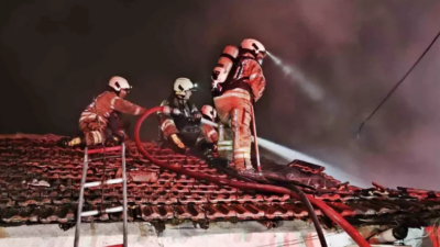 Sarıyer Uskumruköy'de hurda deposunda çıkan yangın, 2 gecekonduya sıçradı. Yangın,