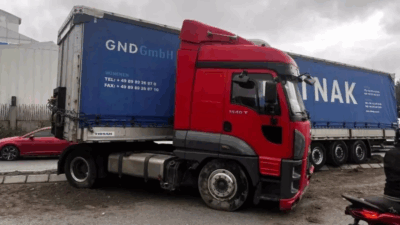 Esenyurt'ta kontrolden çıkan tır refüje çıkarak PTS siteminin bağlı olduğu