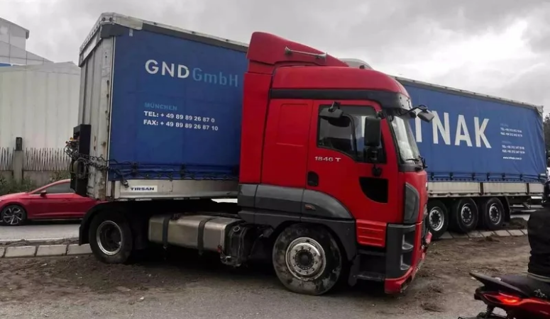 Esenyurt'ta kontrolden çıkan tır refüje çıkarak PTS siteminin bağlı olduğu