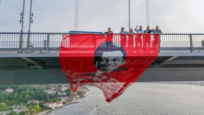 Yasaklanan Ekrem İmamoğlu'nun Posterini Boğaz Köprüsüne Astılar