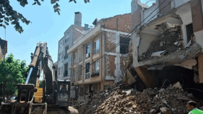 İstanbul'un Avcılar ilçesinde kentsel dönüşüm kapsamında yıkımı süren 6 katlı